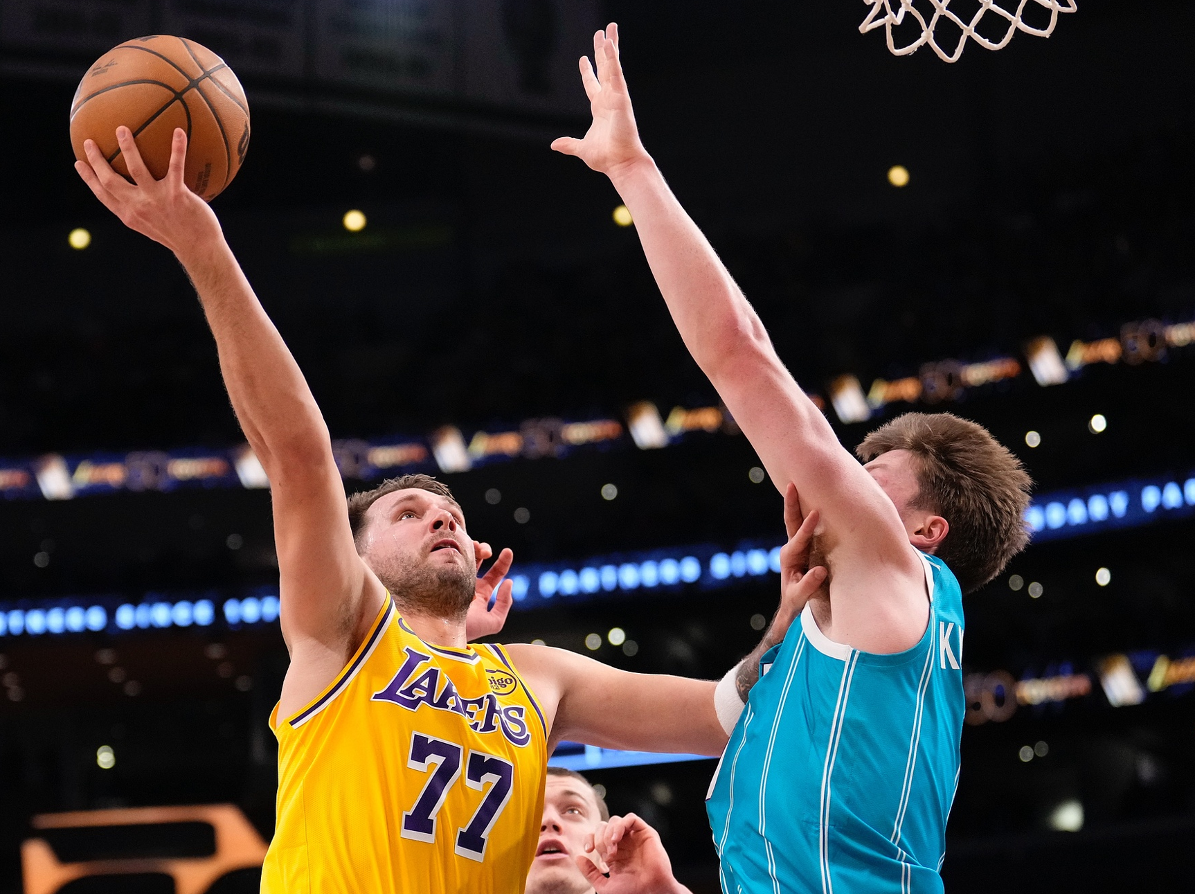 比赛赛程-湖人近5战4负！詹姆斯29+9惨败黄蜂 东契奇39分三球30+9三分