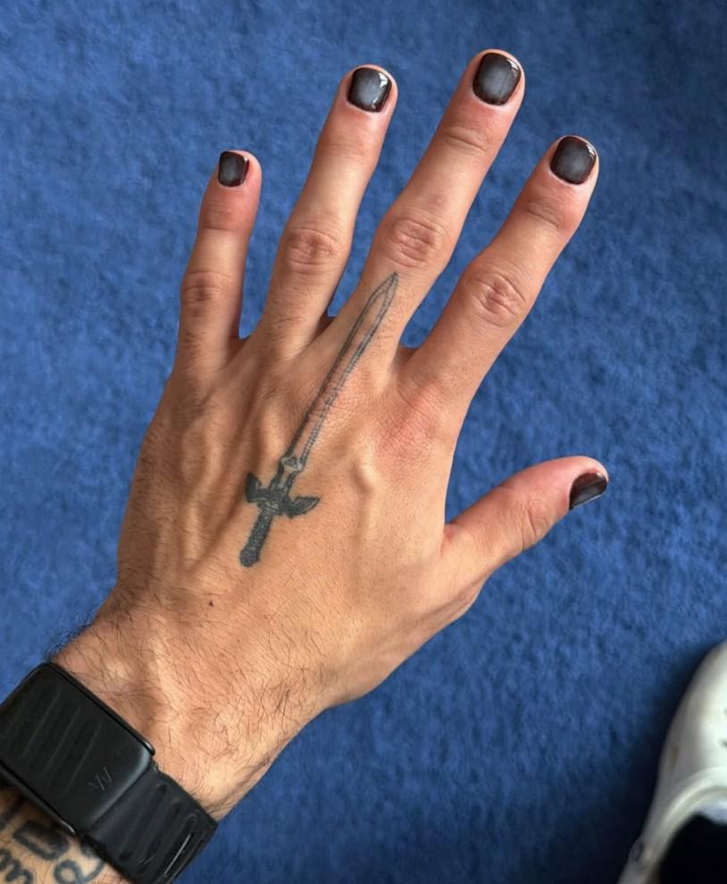 阿斯：回应赛场恐同言论，伊格莱西亚斯社媒晒涂指甲油的照片