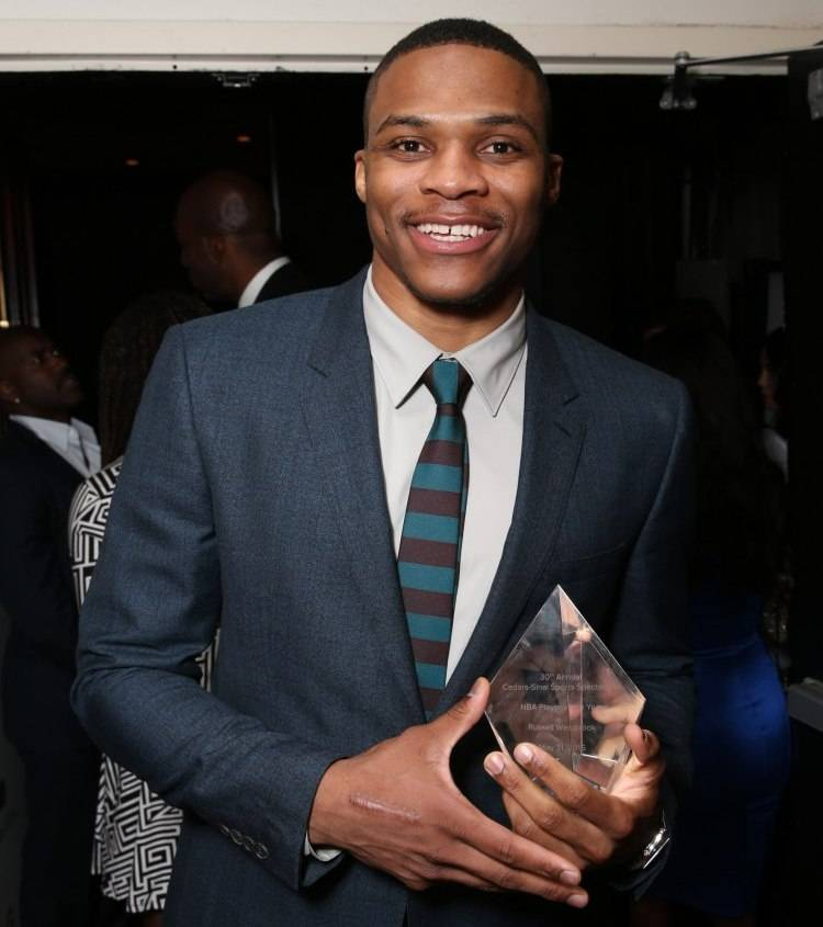 英雄联盟直播-詹姆斯或创NBA降薪纪录！下赛季可能少赚4873万：从顶薪变底薪？