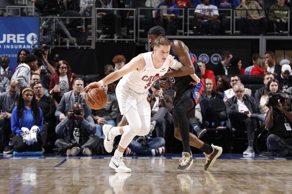 英雄联盟直播-保住联盟第一！活塞加时险胜无哈登骑士 杜伦33+16三人6犯