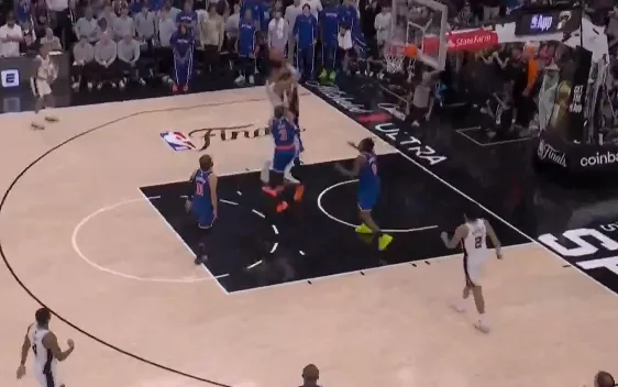 英雄联盟赛事官网-文班亚马超远距离起飞上篮打成2+1，马刺还剩1分钟反超2分
